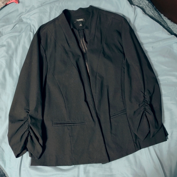 Torrid Open Black Blazer w/Ruched Sleeves Size 3 - Picture 4 of 9